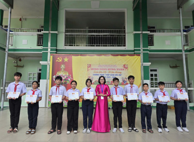 Trường THCS Nguyễn Văn Cừ đã tổ chức buổi họp mặt đầu Xuân Bính Ngọ 2026