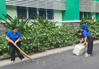 Chi đoàn trường THCS Nguyễn Văn Cừ ra quân "Ngày Chủ nhật Xanh" chào mừng tháng thanh niên năm 2026