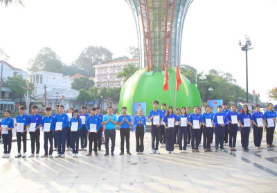 Sinh hoạt chủ đề “Theo bước chân những người anh hùng”, phát động “Ngày sức khỏe toàn dân” năm học 2025 - 2026