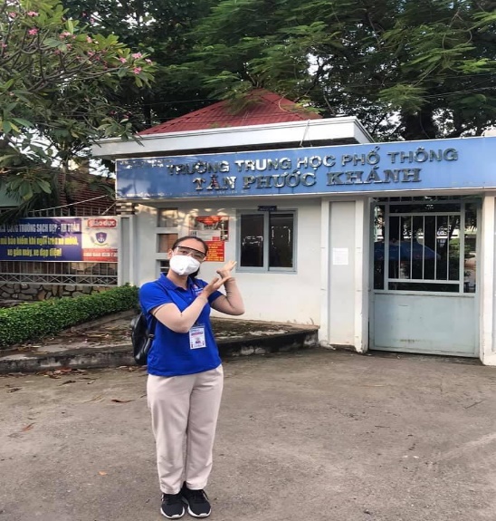 Cô hàng xóm xông pha tuyến đầu