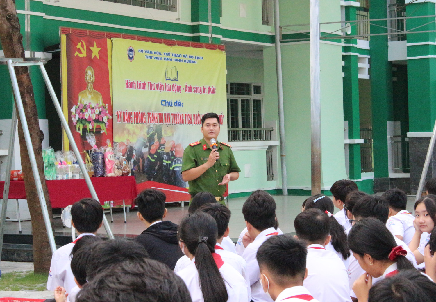 Phối hợp với thư viện tỉnh Bình Dương tổ chức sinh hoạt chủ đề "Kỹ năng phòng, tránh tai nạn thương tích, đuối nước, cháy nổ" năm học 2024-2025