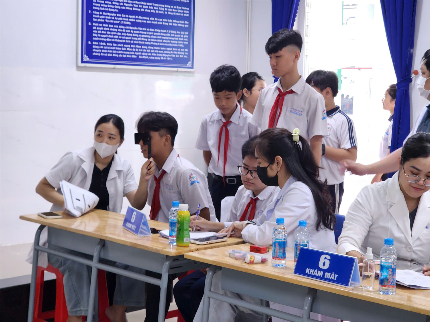 Phối hợp tổ chức khám sức khoẻ định kỳ cho học sinh năm học 2025 - 2026