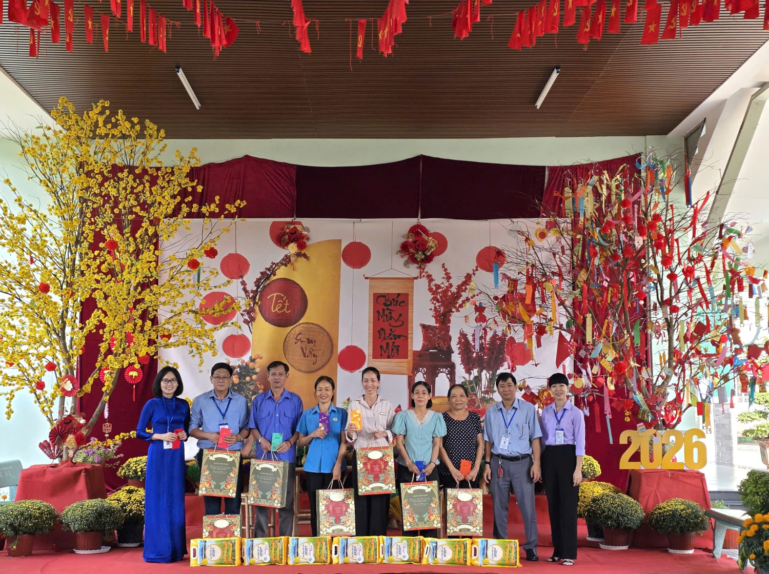 Trường THCS Nguyễn Văn Cừ tặng quà giáo viên, người lao động Xuân Bính Ngọ 2026
