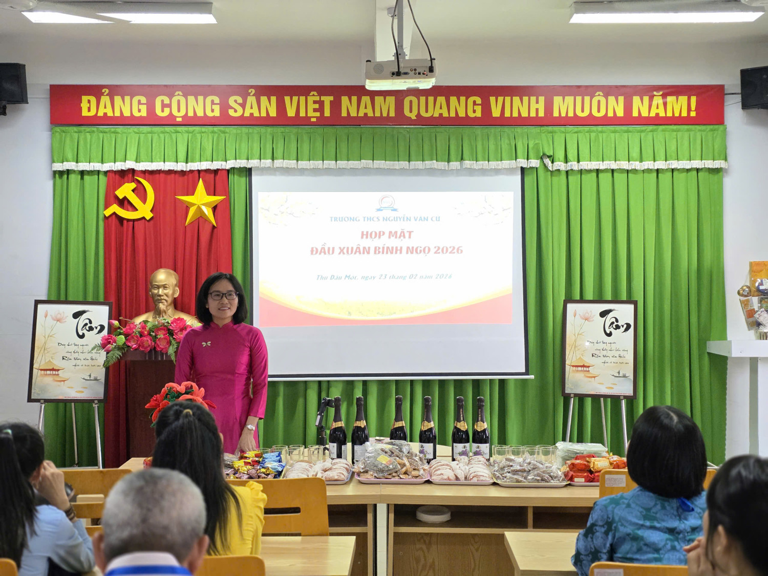 Trường THCS Nguyễn Văn Cừ đã tổ chức buổi họp mặt đầu Xuân Bính Ngọ 2026