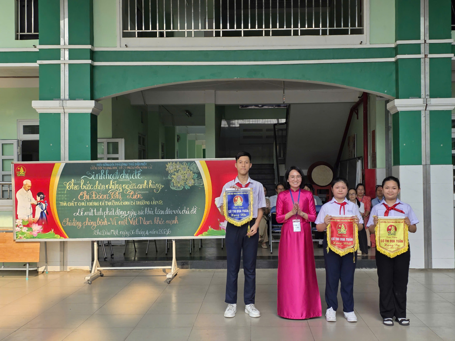 Sinh hoạt chủ đề “Theo bước chân những người anh hùng”, phát động “Ngày sức khỏe toàn dân” năm học 2025 - 2026