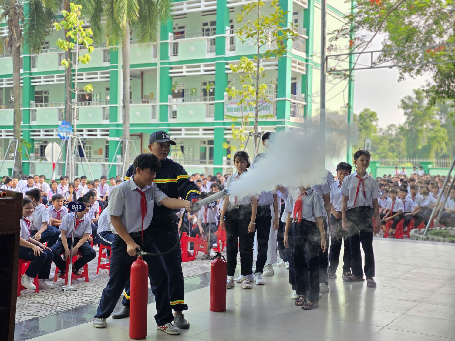 Trường THCS Nguyễn Văn Cừ tổ chức tuyên truyền phòng cháy chữa cháy, phòng chống bạo lực học đường trên không gian mạng năm học 2025 - 2026