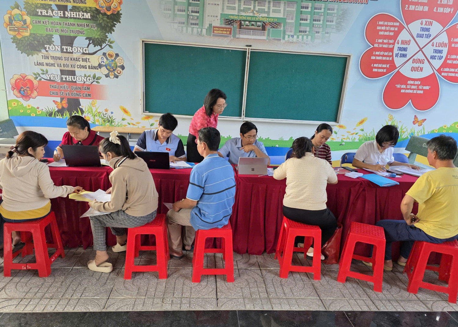Trường THCS Nguyễn Văn Cừ tiếp nhận hồ sơ trúng tuyển vào lớp 6 năm học 2026 - 2027