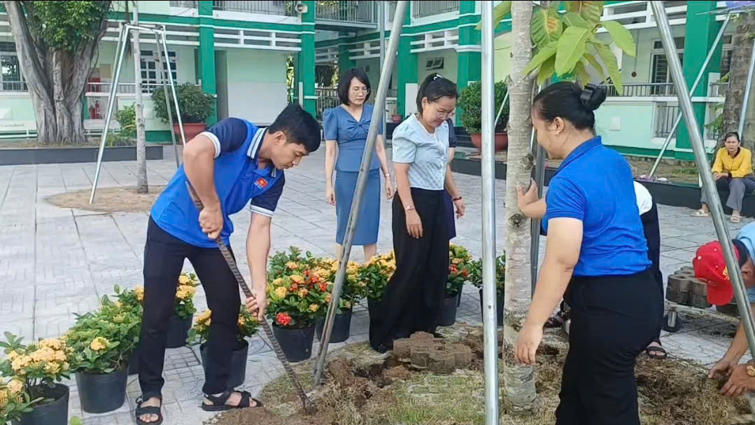 Trường THCS Nguyễn Văn Cừ hưởng ứng phong trào" Trường học rực sắc hoa"