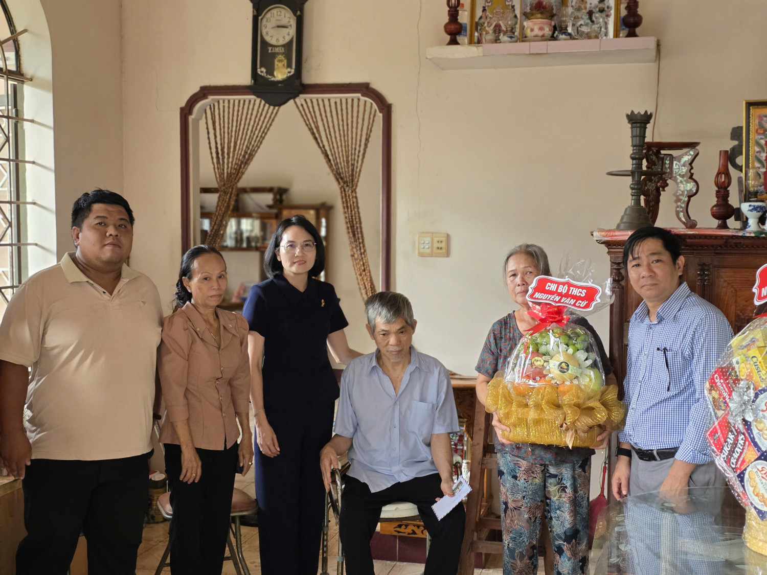 Chi bộ Trường THCS Nguyễn Văn Cừ lan tỏa nghĩa tình với mô hình "Chăm sóc thương binh có hoàn cảnh khó khăn"